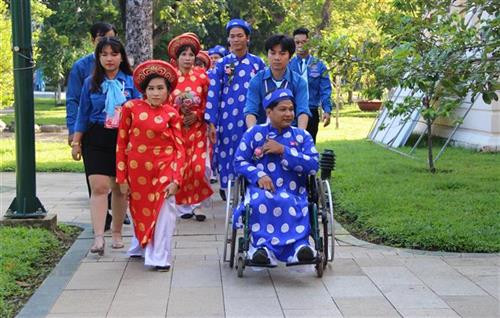 Cặp đôi khuyết tật trong ngày hạnh phúc. Ảnh: Xuân Dự - TTXVN