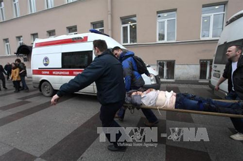 Chuyển người bị thương tại hiện trường vụ nổ ga tàu điện ngầm ở Saint Petersburg ngày 3/4. Ảnh:AFP/TTXVN