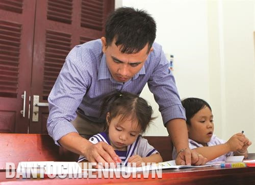 Giờ học tô màu của thầy và trò trên xã đảo Song Tử Tây Giờ học tô màu của thầy và trò trên xã đảo Song Tử Tây