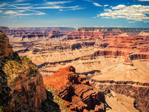 Grand Canyon là vẻ đẹp tự nhiên nổi tiếng nhất của Arizona. Nó kéo dài qua 277 kilomet sông và rộng 28 kilomet. Trong khi phần phía Nam mở cửa quanh năm thì khu vực phía bắc chỉ mở theo mùa. Grand Canyon là vẻ đẹp tự nhiên nổi tiếng nhất của Arizona. Nó kéo dài qua 277 kilomet sông và rộng 28 kilomet. Trong khi phần phía Nam mở cửa quanh năm thì khu vực phía bắc chỉ mở theo mùa.