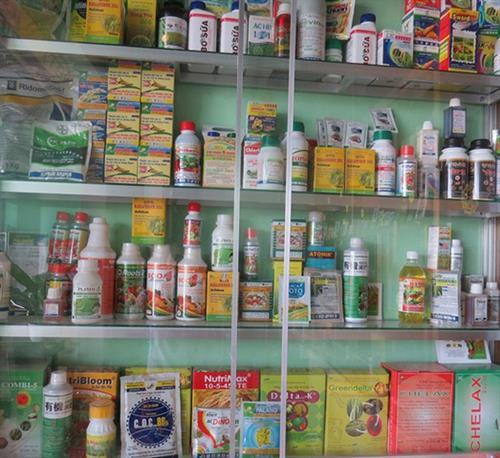 Một quầy thuốc bảo vệ thực vật có loại thuốc trừ sâu có chứa hoạt chất Chlorpyrifos. Ảnh : baomoi.com