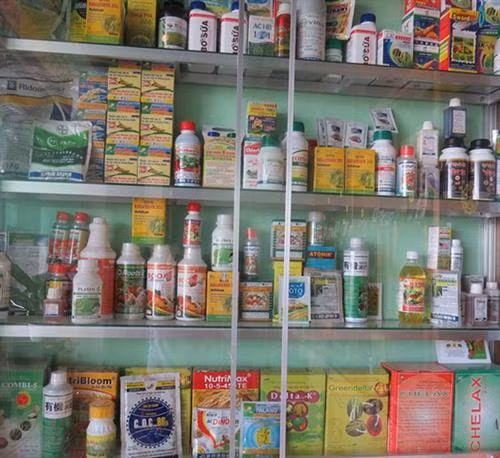 Một quầy thuốc bảo vệ thực vật có loại thuốc trừ sâu có chứa hoạt chất Chlorpyrifos. Ảnh : baomoi.com