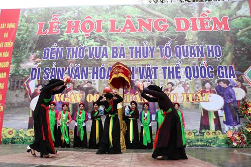 Tái hiện sự tích Vua Bà phát lệnh mở hội xuân tại lễ hội làng Diềm, xã Hòa Long, thành phố Bắc Ninh, tỉnh Bắc Ninh. Ảnh: Thái Hùng - TTXVN Tái hiện sự tích Vua Bà phát lệnh mở hội xuân tại lễ hội làng Diềm, xã Hòa Long, thành phố Bắc Ninh, tỉnh Bắc Ninh. Ảnh: Thái Hùng - TTXVN