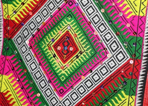 Nghệ thuật thêu hoa văn trên khăn piêu. Nghệ thuật thêu hoa văn trên khăn piêu.