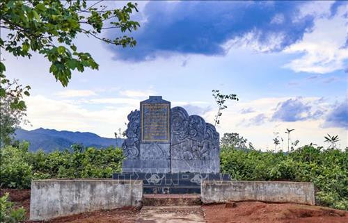Bia Di tích Đồi Độc Lập nằm trên đỉnh đồi. Ảnh: Xuân Tư – TTXVN Bia Di tích Đồi Độc Lập nằm trên đỉnh đồi. Ảnh: Xuân Tư – TTXVN