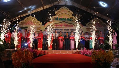 Nghi thức cắt băng khai mạc hội chợ. Ảnh: Thanh Hoà - TTXVN Nghi thức cắt băng khai mạc hội chợ. Ảnh: Thanh Hoà - TTXVN