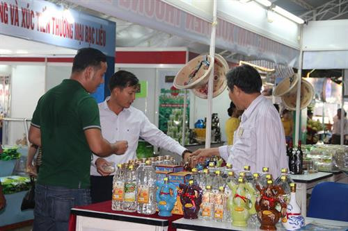 Khách tìm hiểu đặc sản của các địa phương. Ảnh: Thanh Hoà - TTXVN Khách tìm hiểu đặc sản của các địa phương. Ảnh: Thanh Hoà - TTXVN