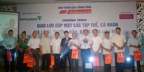 Ông Sùng Sái Tồng cùng các đại biểu tham gia chương trình "Giao lưu, gặp mặt các tập thể, cá nhân già làng, trưởng bản, đảng viên tiêu biểu khu vực Tây Bắc năm 2017". Ảnh: dangcongsan.vn Ông Sùng Sái Tồng cùng các đại biểu tham gia chương trình "Giao lưu, gặp mặt các tập thể, cá nhân già làng, trưởng bản, đảng viên tiêu biểu khu vực Tây Bắc năm 2017". Ảnh: dangcongsan.vn