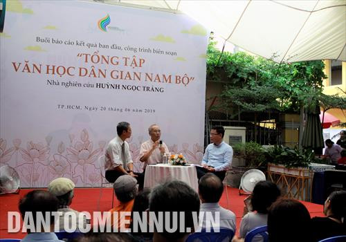 Nhà nghiên cứu Huỳnh Ngọc Trảng giao lưu cùng bạn đọc tại đường sách Thành phố Hồ Chí Minh. Ảnh:Yến Thanh/DT&MN