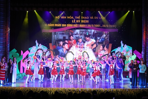 Một tiết mục văn nghệ chào mừng Lễ kỷ kiệm. Ảnh: Thống Nhất-TTXVN