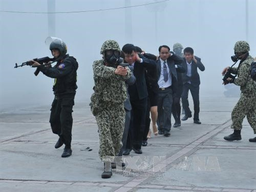 Xem đặc công Việt Nam diễn tập chống khủng bố, giải cứu con tin ảnh 8