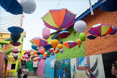 Quang cảnh làng Jodipan ở Malang, Đông Java, Indonesia. Ảnh: THX/ TTXVN Du khách tham quan làng Jodipan ở Malang, Đông Java, Indonesia. Ảnh: THX/ TTXVN Người dân tại làng Jodipan ở Malang, Đông Java, Indonesia. Ảnh: THX/ TTXVN Quang cảnh làng Jodipan ở Malang, Đông Java, Indonesia. Ảnh: THX/ TTXVN Du khách tham quan làng Jodipan ở Malang, Đông Java, Indonesia. Ảnh: THX/ TTXVN Người dân tại làng Jodipan ở Malang, Đông Java, Indonesia. Ảnh: THX/ TTXVN