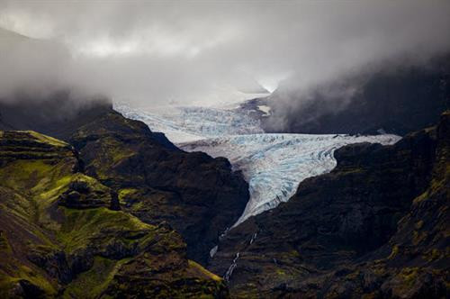 Sông băng Elephant Foot (Chân voi) ở Greenland có chiều rộng hơn 4,5 km. Sông băng Perito Moreno trong vườn quốc gia Los Glaciares ở tỉnh Santa Cruz, Argentina. Đây là một trong những địa điểm du lịch hấp dẫn ở Argentina. Hình dạng độc đáo của sông băng Oraefajok ở Iceland. Băng xanh bao phủ dãy núi trước khi tan chảy thành thác nước. Nhiếp ảnh gia Simon Fitall chụp ảnh dòng sông băng quanh núi Blanc thuộc dãy núi Alps ở Pháp. Sông băng Fox tạo thành dòng chạy xuống thung lũng mù sương ở New Zealand. Nhiếp ảnh gia Simon Goetz chụp sông băng Boya khi đang di chuyển bằng ô tô trên đường ở Na Uy. Đây là sông băng Exit trong vườn quốc gia Kenai Fjords ở Alaska, Mỹ. Màu xanh huyền ảo của dòng sông băng Skaftafell trong vườn quốc gia Vatnajokull ở Iceland. Du khách đạp xe khám phá sông băng Knick ở Anchorage, bang Alaska, Mỹ. Sông băng Rob Roy nằm trên núi Aspiring ở New Zealand. Sông băng Herbert ở Alaska, Mỹ, trông giống bánh kem chanh. Cảnh tượng hùng vĩ trên sông băng khổng lồ trong vườn quốc gia Los Glaciares ở Argentina. Băng trắng xanh bao phủ những ngọn núi màu đen trong vườn quốc gia Kenai Fjords ở Alaska, Mỹ. Sông băng Svínafellsjökull ở Iceland trông như phong cảnh trên hành tinh khác. Cận cảnh sông băng Fox, dài 12km, ở New Zealand. Sông băng Perito Moreno ở Argentina, được ghi lại bởi nhiếp ảnh gia Matt Broch. Sông băng Elephant Foot (Chân voi) ở Greenland có chiều rộng hơn 4,5 km. Sông băng Perito Moreno trong vườn quốc gia Los Glaciares ở tỉnh Santa Cruz, Argentina. Đây là một trong những địa điểm du lịch hấp dẫn ở Argentina. Hình dạng độc đáo của sông băng Oraefajok ở Iceland. Băng xanh bao phủ dãy núi trước khi tan chảy thành thác nước. Nhiếp ảnh gia Simon Fitall chụp ảnh dòng sông băng quanh núi Blanc thuộc dãy núi Alps ở Pháp. Sông băng Fox tạo thành dòng chạy xuống thung lũng mù sương ở New Zealand. Nhiếp ảnh gia Simon Goetz chụp sông băng Boya khi đang di chuyển bằng ô tô trên đường ở Na Uy. Đây là sông băng Exit trong vườn quốc gia Kenai Fjords ở Alaska, Mỹ. Màu xanh huyền ảo của dòng sông băng Skaftafell trong vườn quốc gia Vatnajokull ở Iceland. Du khách đạp xe khám phá sông băng Knick ở Anchorage, bang Alaska, Mỹ. Sông băng Rob Roy nằm trên núi Aspiring ở New Zealand. Sông băng Herbert ở Alaska, Mỹ, trông giống bánh kem chanh. Cảnh tượng hùng vĩ trên sông băng khổng lồ trong vườn quốc gia Los Glaciares ở Argentina. Băng trắng xanh bao phủ những ngọn núi màu đen trong vườn quốc gia Kenai Fjords ở Alaska, Mỹ. Sông băng Svínafellsjökull ở Iceland trông như phong cảnh trên hành tinh khác. Cận cảnh sông băng Fox, dài 12km, ở New Zealand. Sông băng Perito Moreno ở Argentina, được ghi lại bởi nhiếp ảnh gia Matt Broch.