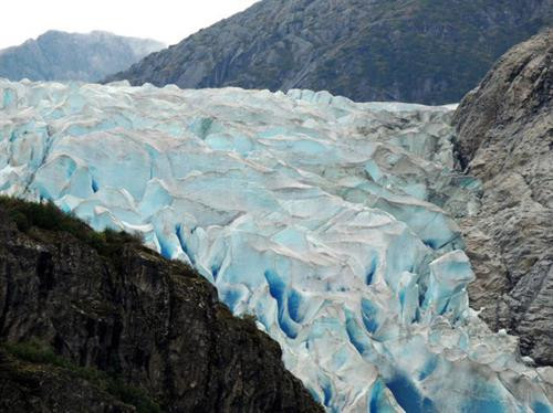 Sông băng Elephant Foot (Chân voi) ở Greenland có chiều rộng hơn 4,5 km. Sông băng Perito Moreno trong vườn quốc gia Los Glaciares ở tỉnh Santa Cruz, Argentina. Đây là một trong những địa điểm du lịch hấp dẫn ở Argentina. Hình dạng độc đáo của sông băng Oraefajok ở Iceland. Băng xanh bao phủ dãy núi trước khi tan chảy thành thác nước. Nhiếp ảnh gia Simon Fitall chụp ảnh dòng sông băng quanh núi Blanc thuộc dãy núi Alps ở Pháp. Sông băng Fox tạo thành dòng chạy xuống thung lũng mù sương ở New Zealand. Nhiếp ảnh gia Simon Goetz chụp sông băng Boya khi đang di chuyển bằng ô tô trên đường ở Na Uy. Đây là sông băng Exit trong vườn quốc gia Kenai Fjords ở Alaska, Mỹ. Màu xanh huyền ảo của dòng sông băng Skaftafell trong vườn quốc gia Vatnajokull ở Iceland. Du khách đạp xe khám phá sông băng Knick ở Anchorage, bang Alaska, Mỹ. Sông băng Rob Roy nằm trên núi Aspiring ở New Zealand. Sông băng Herbert ở Alaska, Mỹ, trông giống bánh kem chanh. Cảnh tượng hùng vĩ trên sông băng khổng lồ trong vườn quốc gia Los Glaciares ở Argentina. Băng trắng xanh bao phủ những ngọn núi màu đen trong vườn quốc gia Kenai Fjords ở Alaska, Mỹ. Sông băng Svínafellsjökull ở Iceland trông như phong cảnh trên hành tinh khác. Cận cảnh sông băng Fox, dài 12km, ở New Zealand. Sông băng Perito Moreno ở Argentina, được ghi lại bởi nhiếp ảnh gia Matt Broch. Sông băng Elephant Foot (Chân voi) ở Greenland có chiều rộng hơn 4,5 km. Sông băng Perito Moreno trong vườn quốc gia Los Glaciares ở tỉnh Santa Cruz, Argentina. Đây là một trong những địa điểm du lịch hấp dẫn ở Argentina. Hình dạng độc đáo của sông băng Oraefajok ở Iceland. Băng xanh bao phủ dãy núi trước khi tan chảy thành thác nước. Nhiếp ảnh gia Simon Fitall chụp ảnh dòng sông băng quanh núi Blanc thuộc dãy núi Alps ở Pháp. Sông băng Fox tạo thành dòng chạy xuống thung lũng mù sương ở New Zealand. Nhiếp ảnh gia Simon Goetz chụp sông băng Boya khi đang di chuyển bằng ô tô trên đường ở Na Uy. Đây là sông băng Exit trong vườn quốc gia Kenai Fjords ở Alaska, Mỹ. Màu xanh huyền ảo của dòng sông băng Skaftafell trong vườn quốc gia Vatnajokull ở Iceland. Du khách đạp xe khám phá sông băng Knick ở Anchorage, bang Alaska, Mỹ. Sông băng Rob Roy nằm trên núi Aspiring ở New Zealand. Sông băng Herbert ở Alaska, Mỹ, trông giống bánh kem chanh. Cảnh tượng hùng vĩ trên sông băng khổng lồ trong vườn quốc gia Los Glaciares ở Argentina. Băng trắng xanh bao phủ những ngọn núi màu đen trong vườn quốc gia Kenai Fjords ở Alaska, Mỹ. Sông băng Svínafellsjökull ở Iceland trông như phong cảnh trên hành tinh khác. Cận cảnh sông băng Fox, dài 12km, ở New Zealand. Sông băng Perito Moreno ở Argentina, được ghi lại bởi nhiếp ảnh gia Matt Broch.