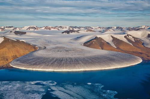 Sông băng Elephant Foot (Chân voi) ở Greenland có chiều rộng hơn 4,5 km. Sông băng Perito Moreno trong vườn quốc gia Los Glaciares ở tỉnh Santa Cruz, Argentina. Đây là một trong những địa điểm du lịch hấp dẫn ở Argentina. Hình dạng độc đáo của sông băng Oraefajok ở Iceland. Băng xanh bao phủ dãy núi trước khi tan chảy thành thác nước. Nhiếp ảnh gia Simon Fitall chụp ảnh dòng sông băng quanh núi Blanc thuộc dãy núi Alps ở Pháp. Sông băng Fox tạo thành dòng chạy xuống thung lũng mù sương ở New Zealand. Nhiếp ảnh gia Simon Goetz chụp sông băng Boya khi đang di chuyển bằng ô tô trên đường ở Na Uy. Đây là sông băng Exit trong vườn quốc gia Kenai Fjords ở Alaska, Mỹ. Màu xanh huyền ảo của dòng sông băng Skaftafell trong vườn quốc gia Vatnajokull ở Iceland. Du khách đạp xe khám phá sông băng Knick ở Anchorage, bang Alaska, Mỹ. Sông băng Rob Roy nằm trên núi Aspiring ở New Zealand. Sông băng Herbert ở Alaska, Mỹ, trông giống bánh kem chanh. Cảnh tượng hùng vĩ trên sông băng khổng lồ trong vườn quốc gia Los Glaciares ở Argentina. Băng trắng xanh bao phủ những ngọn núi màu đen trong vườn quốc gia Kenai Fjords ở Alaska, Mỹ. Sông băng Svínafellsjökull ở Iceland trông như phong cảnh trên hành tinh khác. Cận cảnh sông băng Fox, dài 12km, ở New Zealand. Sông băng Perito Moreno ở Argentina, được ghi lại bởi nhiếp ảnh gia Matt Broch. Sông băng Elephant Foot (Chân voi) ở Greenland có chiều rộng hơn 4,5 km. Sông băng Perito Moreno trong vườn quốc gia Los Glaciares ở tỉnh Santa Cruz, Argentina. Đây là một trong những địa điểm du lịch hấp dẫn ở Argentina. Hình dạng độc đáo của sông băng Oraefajok ở Iceland. Băng xanh bao phủ dãy núi trước khi tan chảy thành thác nước. Nhiếp ảnh gia Simon Fitall chụp ảnh dòng sông băng quanh núi Blanc thuộc dãy núi Alps ở Pháp. Sông băng Fox tạo thành dòng chạy xuống thung lũng mù sương ở New Zealand. Nhiếp ảnh gia Simon Goetz chụp sông băng Boya khi đang di chuyển bằng ô tô trên đường ở Na Uy. Đây là sông băng Exit trong vườn quốc gia Kenai Fjords ở Alaska, Mỹ. Màu xanh huyền ảo của dòng sông băng Skaftafell trong vườn quốc gia Vatnajokull ở Iceland. Du khách đạp xe khám phá sông băng Knick ở Anchorage, bang Alaska, Mỹ. Sông băng Rob Roy nằm trên núi Aspiring ở New Zealand. Sông băng Herbert ở Alaska, Mỹ, trông giống bánh kem chanh. Cảnh tượng hùng vĩ trên sông băng khổng lồ trong vườn quốc gia Los Glaciares ở Argentina. Băng trắng xanh bao phủ những ngọn núi màu đen trong vườn quốc gia Kenai Fjords ở Alaska, Mỹ. Sông băng Svínafellsjökull ở Iceland trông như phong cảnh trên hành tinh khác. Cận cảnh sông băng Fox, dài 12km, ở New Zealand. Sông băng Perito Moreno ở Argentina, được ghi lại bởi nhiếp ảnh gia Matt Broch.