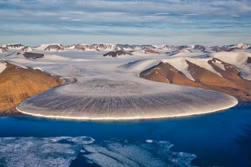 Sông băng Elephant Foot (Chân voi) ở Greenland có chiều rộng hơn 4,5 km. Sông băng Perito Moreno trong vườn quốc gia Los Glaciares ở tỉnh Santa Cruz, Argentina. Đây là một trong những địa điểm du lịch hấp dẫn ở Argentina. Hình dạng độc đáo của sông băng Oraefajok ở Iceland. Băng xanh bao phủ dãy núi trước khi tan chảy thành thác nước. Nhiếp ảnh gia Simon Fitall chụp ảnh dòng sông băng quanh núi Blanc thuộc dãy núi Alps ở Pháp. Sông băng Fox tạo thành dòng chạy xuống thung lũng mù sương ở New Zealand. Nhiếp ảnh gia Simon Goetz chụp sông băng Boya khi đang di chuyển bằng ô tô trên đường ở Na Uy. Đây là sông băng Exit trong vườn quốc gia Kenai Fjords ở Alaska, Mỹ. Màu xanh huyền ảo của dòng sông băng Skaftafell trong vườn quốc gia Vatnajokull ở Iceland. Du khách đạp xe khám phá sông băng Knick ở Anchorage, bang Alaska, Mỹ. Sông băng Rob Roy nằm trên núi Aspiring ở New Zealand. Sông băng Herbert ở Alaska, Mỹ, trông giống bánh kem chanh. Cảnh tượng hùng vĩ trên sông băng khổng lồ trong vườn quốc gia Los Glaciares ở Argentina. Băng trắng xanh bao phủ những ngọn núi màu đen trong vườn quốc gia Kenai Fjords ở Alaska, Mỹ. Sông băng Svínafellsjökull ở Iceland trông như phong cảnh trên hành tinh khác. Cận cảnh sông băng Fox, dài 12km, ở New Zealand. Sông băng Perito Moreno ở Argentina, được ghi lại bởi nhiếp ảnh gia Matt Broch.