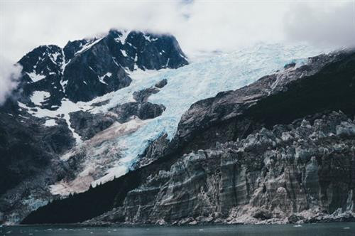 Sông băng Elephant Foot (Chân voi) ở Greenland có chiều rộng hơn 4,5 km. Sông băng Perito Moreno trong vườn quốc gia Los Glaciares ở tỉnh Santa Cruz, Argentina. Đây là một trong những địa điểm du lịch hấp dẫn ở Argentina. Hình dạng độc đáo của sông băng Oraefajok ở Iceland. Băng xanh bao phủ dãy núi trước khi tan chảy thành thác nước. Nhiếp ảnh gia Simon Fitall chụp ảnh dòng sông băng quanh núi Blanc thuộc dãy núi Alps ở Pháp. Sông băng Fox tạo thành dòng chạy xuống thung lũng mù sương ở New Zealand. Nhiếp ảnh gia Simon Goetz chụp sông băng Boya khi đang di chuyển bằng ô tô trên đường ở Na Uy. Đây là sông băng Exit trong vườn quốc gia Kenai Fjords ở Alaska, Mỹ. Màu xanh huyền ảo của dòng sông băng Skaftafell trong vườn quốc gia Vatnajokull ở Iceland. Du khách đạp xe khám phá sông băng Knick ở Anchorage, bang Alaska, Mỹ. Sông băng Rob Roy nằm trên núi Aspiring ở New Zealand. Sông băng Herbert ở Alaska, Mỹ, trông giống bánh kem chanh. Cảnh tượng hùng vĩ trên sông băng khổng lồ trong vườn quốc gia Los Glaciares ở Argentina. Băng trắng xanh bao phủ những ngọn núi màu đen trong vườn quốc gia Kenai Fjords ở Alaska, Mỹ. Sông băng Svínafellsjökull ở Iceland trông như phong cảnh trên hành tinh khác. Cận cảnh sông băng Fox, dài 12km, ở New Zealand. Sông băng Perito Moreno ở Argentina, được ghi lại bởi nhiếp ảnh gia Matt Broch. Sông băng Elephant Foot (Chân voi) ở Greenland có chiều rộng hơn 4,5 km. Sông băng Perito Moreno trong vườn quốc gia Los Glaciares ở tỉnh Santa Cruz, Argentina. Đây là một trong những địa điểm du lịch hấp dẫn ở Argentina. Hình dạng độc đáo của sông băng Oraefajok ở Iceland. Băng xanh bao phủ dãy núi trước khi tan chảy thành thác nước. Nhiếp ảnh gia Simon Fitall chụp ảnh dòng sông băng quanh núi Blanc thuộc dãy núi Alps ở Pháp. Sông băng Fox tạo thành dòng chạy xuống thung lũng mù sương ở New Zealand. Nhiếp ảnh gia Simon Goetz chụp sông băng Boya khi đang di chuyển bằng ô tô trên đường ở Na Uy. Đây là sông băng Exit trong vườn quốc gia Kenai Fjords ở Alaska, Mỹ. Màu xanh huyền ảo của dòng sông băng Skaftafell trong vườn quốc gia Vatnajokull ở Iceland. Du khách đạp xe khám phá sông băng Knick ở Anchorage, bang Alaska, Mỹ. Sông băng Rob Roy nằm trên núi Aspiring ở New Zealand. Sông băng Herbert ở Alaska, Mỹ, trông giống bánh kem chanh. Cảnh tượng hùng vĩ trên sông băng khổng lồ trong vườn quốc gia Los Glaciares ở Argentina. Băng trắng xanh bao phủ những ngọn núi màu đen trong vườn quốc gia Kenai Fjords ở Alaska, Mỹ. Sông băng Svínafellsjökull ở Iceland trông như phong cảnh trên hành tinh khác. Cận cảnh sông băng Fox, dài 12km, ở New Zealand. Sông băng Perito Moreno ở Argentina, được ghi lại bởi nhiếp ảnh gia Matt Broch.