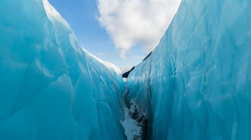 Sông băng Elephant Foot (Chân voi) ở Greenland có chiều rộng hơn 4,5 km. Sông băng Perito Moreno trong vườn quốc gia Los Glaciares ở tỉnh Santa Cruz, Argentina. Đây là một trong những địa điểm du lịch hấp dẫn ở Argentina. Hình dạng độc đáo của sông băng Oraefajok ở Iceland. Băng xanh bao phủ dãy núi trước khi tan chảy thành thác nước. Nhiếp ảnh gia Simon Fitall chụp ảnh dòng sông băng quanh núi Blanc thuộc dãy núi Alps ở Pháp. Sông băng Fox tạo thành dòng chạy xuống thung lũng mù sương ở New Zealand. Nhiếp ảnh gia Simon Goetz chụp sông băng Boya khi đang di chuyển bằng ô tô trên đường ở Na Uy. Đây là sông băng Exit trong vườn quốc gia Kenai Fjords ở Alaska, Mỹ. Màu xanh huyền ảo của dòng sông băng Skaftafell trong vườn quốc gia Vatnajokull ở Iceland. Du khách đạp xe khám phá sông băng Knick ở Anchorage, bang Alaska, Mỹ. Sông băng Rob Roy nằm trên núi Aspiring ở New Zealand. Sông băng Herbert ở Alaska, Mỹ, trông giống bánh kem chanh. Cảnh tượng hùng vĩ trên sông băng khổng lồ trong vườn quốc gia Los Glaciares ở Argentina. Băng trắng xanh bao phủ những ngọn núi màu đen trong vườn quốc gia Kenai Fjords ở Alaska, Mỹ. Sông băng Svínafellsjökull ở Iceland trông như phong cảnh trên hành tinh khác. Cận cảnh sông băng Fox, dài 12km, ở New Zealand. Sông băng Perito Moreno ở Argentina, được ghi lại bởi nhiếp ảnh gia Matt Broch. Sông băng Elephant Foot (Chân voi) ở Greenland có chiều rộng hơn 4,5 km. Sông băng Perito Moreno trong vườn quốc gia Los Glaciares ở tỉnh Santa Cruz, Argentina. Đây là một trong những địa điểm du lịch hấp dẫn ở Argentina. Hình dạng độc đáo của sông băng Oraefajok ở Iceland. Băng xanh bao phủ dãy núi trước khi tan chảy thành thác nước. Nhiếp ảnh gia Simon Fitall chụp ảnh dòng sông băng quanh núi Blanc thuộc dãy núi Alps ở Pháp. Sông băng Fox tạo thành dòng chạy xuống thung lũng mù sương ở New Zealand. Nhiếp ảnh gia Simon Goetz chụp sông băng Boya khi đang di chuyển bằng ô tô trên đường ở Na Uy. Đây là sông băng Exit trong vườn quốc gia Kenai Fjords ở Alaska, Mỹ. Màu xanh huyền ảo của dòng sông băng Skaftafell trong vườn quốc gia Vatnajokull ở Iceland. Du khách đạp xe khám phá sông băng Knick ở Anchorage, bang Alaska, Mỹ. Sông băng Rob Roy nằm trên núi Aspiring ở New Zealand. Sông băng Herbert ở Alaska, Mỹ, trông giống bánh kem chanh. Cảnh tượng hùng vĩ trên sông băng khổng lồ trong vườn quốc gia Los Glaciares ở Argentina. Băng trắng xanh bao phủ những ngọn núi màu đen trong vườn quốc gia Kenai Fjords ở Alaska, Mỹ. Sông băng Svínafellsjökull ở Iceland trông như phong cảnh trên hành tinh khác. Cận cảnh sông băng Fox, dài 12km, ở New Zealand. Sông băng Perito Moreno ở Argentina, được ghi lại bởi nhiếp ảnh gia Matt Broch.