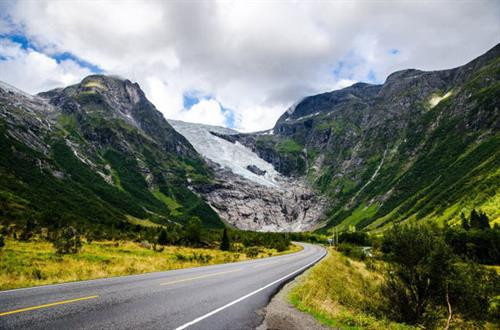 Sông băng Elephant Foot (Chân voi) ở Greenland có chiều rộng hơn 4,5 km. Sông băng Perito Moreno trong vườn quốc gia Los Glaciares ở tỉnh Santa Cruz, Argentina. Đây là một trong những địa điểm du lịch hấp dẫn ở Argentina. Hình dạng độc đáo của sông băng Oraefajok ở Iceland. Băng xanh bao phủ dãy núi trước khi tan chảy thành thác nước. Nhiếp ảnh gia Simon Fitall chụp ảnh dòng sông băng quanh núi Blanc thuộc dãy núi Alps ở Pháp. Sông băng Fox tạo thành dòng chạy xuống thung lũng mù sương ở New Zealand. Nhiếp ảnh gia Simon Goetz chụp sông băng Boya khi đang di chuyển bằng ô tô trên đường ở Na Uy. Đây là sông băng Exit trong vườn quốc gia Kenai Fjords ở Alaska, Mỹ. Màu xanh huyền ảo của dòng sông băng Skaftafell trong vườn quốc gia Vatnajokull ở Iceland. Du khách đạp xe khám phá sông băng Knick ở Anchorage, bang Alaska, Mỹ. Sông băng Rob Roy nằm trên núi Aspiring ở New Zealand. Sông băng Herbert ở Alaska, Mỹ, trông giống bánh kem chanh. Cảnh tượng hùng vĩ trên sông băng khổng lồ trong vườn quốc gia Los Glaciares ở Argentina. Băng trắng xanh bao phủ những ngọn núi màu đen trong vườn quốc gia Kenai Fjords ở Alaska, Mỹ. Sông băng Svínafellsjökull ở Iceland trông như phong cảnh trên hành tinh khác. Cận cảnh sông băng Fox, dài 12km, ở New Zealand. Sông băng Perito Moreno ở Argentina, được ghi lại bởi nhiếp ảnh gia Matt Broch. Sông băng Elephant Foot (Chân voi) ở Greenland có chiều rộng hơn 4,5 km. Sông băng Perito Moreno trong vườn quốc gia Los Glaciares ở tỉnh Santa Cruz, Argentina. Đây là một trong những địa điểm du lịch hấp dẫn ở Argentina. Hình dạng độc đáo của sông băng Oraefajok ở Iceland. Băng xanh bao phủ dãy núi trước khi tan chảy thành thác nước. Nhiếp ảnh gia Simon Fitall chụp ảnh dòng sông băng quanh núi Blanc thuộc dãy núi Alps ở Pháp. Sông băng Fox tạo thành dòng chạy xuống thung lũng mù sương ở New Zealand. Nhiếp ảnh gia Simon Goetz chụp sông băng Boya khi đang di chuyển bằng ô tô trên đường ở Na Uy. Đây là sông băng Exit trong vườn quốc gia Kenai Fjords ở Alaska, Mỹ. Màu xanh huyền ảo của dòng sông băng Skaftafell trong vườn quốc gia Vatnajokull ở Iceland. Du khách đạp xe khám phá sông băng Knick ở Anchorage, bang Alaska, Mỹ. Sông băng Rob Roy nằm trên núi Aspiring ở New Zealand. Sông băng Herbert ở Alaska, Mỹ, trông giống bánh kem chanh. Cảnh tượng hùng vĩ trên sông băng khổng lồ trong vườn quốc gia Los Glaciares ở Argentina. Băng trắng xanh bao phủ những ngọn núi màu đen trong vườn quốc gia Kenai Fjords ở Alaska, Mỹ. Sông băng Svínafellsjökull ở Iceland trông như phong cảnh trên hành tinh khác. Cận cảnh sông băng Fox, dài 12km, ở New Zealand. Sông băng Perito Moreno ở Argentina, được ghi lại bởi nhiếp ảnh gia Matt Broch.
