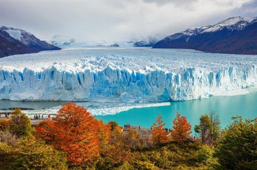 Sông băng Elephant Foot (Chân voi) ở Greenland có chiều rộng hơn 4,5 km. Sông băng Perito Moreno trong vườn quốc gia Los Glaciares ở tỉnh Santa Cruz, Argentina. Đây là một trong những địa điểm du lịch hấp dẫn ở Argentina. Hình dạng độc đáo của sông băng Oraefajok ở Iceland. Băng xanh bao phủ dãy núi trước khi tan chảy thành thác nước. Nhiếp ảnh gia Simon Fitall chụp ảnh dòng sông băng quanh núi Blanc thuộc dãy núi Alps ở Pháp. Sông băng Fox tạo thành dòng chạy xuống thung lũng mù sương ở New Zealand. Nhiếp ảnh gia Simon Goetz chụp sông băng Boya khi đang di chuyển bằng ô tô trên đường ở Na Uy. Đây là sông băng Exit trong vườn quốc gia Kenai Fjords ở Alaska, Mỹ. Màu xanh huyền ảo của dòng sông băng Skaftafell trong vườn quốc gia Vatnajokull ở Iceland. Du khách đạp xe khám phá sông băng Knick ở Anchorage, bang Alaska, Mỹ. Sông băng Rob Roy nằm trên núi Aspiring ở New Zealand. Sông băng Herbert ở Alaska, Mỹ, trông giống bánh kem chanh. Cảnh tượng hùng vĩ trên sông băng khổng lồ trong vườn quốc gia Los Glaciares ở Argentina. Băng trắng xanh bao phủ những ngọn núi màu đen trong vườn quốc gia Kenai Fjords ở Alaska, Mỹ. Sông băng Svínafellsjökull ở Iceland trông như phong cảnh trên hành tinh khác. Cận cảnh sông băng Fox, dài 12km, ở New Zealand. Sông băng Perito Moreno ở Argentina, được ghi lại bởi nhiếp ảnh gia Matt Broch. Sông băng Elephant Foot (Chân voi) ở Greenland có chiều rộng hơn 4,5 km. Sông băng Perito Moreno trong vườn quốc gia Los Glaciares ở tỉnh Santa Cruz, Argentina. Đây là một trong những địa điểm du lịch hấp dẫn ở Argentina. Hình dạng độc đáo của sông băng Oraefajok ở Iceland. Băng xanh bao phủ dãy núi trước khi tan chảy thành thác nước. Nhiếp ảnh gia Simon Fitall chụp ảnh dòng sông băng quanh núi Blanc thuộc dãy núi Alps ở Pháp. Sông băng Fox tạo thành dòng chạy xuống thung lũng mù sương ở New Zealand. Nhiếp ảnh gia Simon Goetz chụp sông băng Boya khi đang di chuyển bằng ô tô trên đường ở Na Uy. Đây là sông băng Exit trong vườn quốc gia Kenai Fjords ở Alaska, Mỹ. Màu xanh huyền ảo của dòng sông băng Skaftafell trong vườn quốc gia Vatnajokull ở Iceland. Du khách đạp xe khám phá sông băng Knick ở Anchorage, bang Alaska, Mỹ. Sông băng Rob Roy nằm trên núi Aspiring ở New Zealand. Sông băng Herbert ở Alaska, Mỹ, trông giống bánh kem chanh. Cảnh tượng hùng vĩ trên sông băng khổng lồ trong vườn quốc gia Los Glaciares ở Argentina. Băng trắng xanh bao phủ những ngọn núi màu đen trong vườn quốc gia Kenai Fjords ở Alaska, Mỹ. Sông băng Svínafellsjökull ở Iceland trông như phong cảnh trên hành tinh khác. Cận cảnh sông băng Fox, dài 12km, ở New Zealand. Sông băng Perito Moreno ở Argentina, được ghi lại bởi nhiếp ảnh gia Matt Broch.
