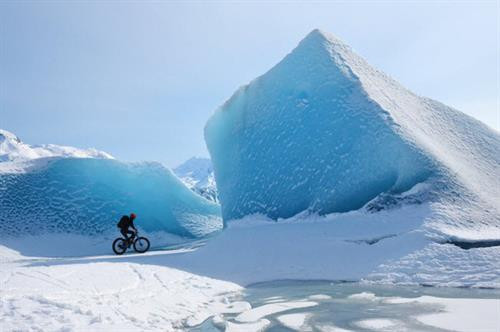 Sông băng Elephant Foot (Chân voi) ở Greenland có chiều rộng hơn 4,5 km. Sông băng Perito Moreno trong vườn quốc gia Los Glaciares ở tỉnh Santa Cruz, Argentina. Đây là một trong những địa điểm du lịch hấp dẫn ở Argentina. Hình dạng độc đáo của sông băng Oraefajok ở Iceland. Băng xanh bao phủ dãy núi trước khi tan chảy thành thác nước. Nhiếp ảnh gia Simon Fitall chụp ảnh dòng sông băng quanh núi Blanc thuộc dãy núi Alps ở Pháp. Sông băng Fox tạo thành dòng chạy xuống thung lũng mù sương ở New Zealand. Nhiếp ảnh gia Simon Goetz chụp sông băng Boya khi đang di chuyển bằng ô tô trên đường ở Na Uy. Đây là sông băng Exit trong vườn quốc gia Kenai Fjords ở Alaska, Mỹ. Màu xanh huyền ảo của dòng sông băng Skaftafell trong vườn quốc gia Vatnajokull ở Iceland. Du khách đạp xe khám phá sông băng Knick ở Anchorage, bang Alaska, Mỹ. Sông băng Rob Roy nằm trên núi Aspiring ở New Zealand. Sông băng Herbert ở Alaska, Mỹ, trông giống bánh kem chanh. Cảnh tượng hùng vĩ trên sông băng khổng lồ trong vườn quốc gia Los Glaciares ở Argentina. Băng trắng xanh bao phủ những ngọn núi màu đen trong vườn quốc gia Kenai Fjords ở Alaska, Mỹ. Sông băng Svínafellsjökull ở Iceland trông như phong cảnh trên hành tinh khác. Cận cảnh sông băng Fox, dài 12km, ở New Zealand. Sông băng Perito Moreno ở Argentina, được ghi lại bởi nhiếp ảnh gia Matt Broch. Sông băng Elephant Foot (Chân voi) ở Greenland có chiều rộng hơn 4,5 km. Sông băng Perito Moreno trong vườn quốc gia Los Glaciares ở tỉnh Santa Cruz, Argentina. Đây là một trong những địa điểm du lịch hấp dẫn ở Argentina. Hình dạng độc đáo của sông băng Oraefajok ở Iceland. Băng xanh bao phủ dãy núi trước khi tan chảy thành thác nước. Nhiếp ảnh gia Simon Fitall chụp ảnh dòng sông băng quanh núi Blanc thuộc dãy núi Alps ở Pháp. Sông băng Fox tạo thành dòng chạy xuống thung lũng mù sương ở New Zealand. Nhiếp ảnh gia Simon Goetz chụp sông băng Boya khi đang di chuyển bằng ô tô trên đường ở Na Uy. Đây là sông băng Exit trong vườn quốc gia Kenai Fjords ở Alaska, Mỹ. Màu xanh huyền ảo của dòng sông băng Skaftafell trong vườn quốc gia Vatnajokull ở Iceland. Du khách đạp xe khám phá sông băng Knick ở Anchorage, bang Alaska, Mỹ. Sông băng Rob Roy nằm trên núi Aspiring ở New Zealand. Sông băng Herbert ở Alaska, Mỹ, trông giống bánh kem chanh. Cảnh tượng hùng vĩ trên sông băng khổng lồ trong vườn quốc gia Los Glaciares ở Argentina. Băng trắng xanh bao phủ những ngọn núi màu đen trong vườn quốc gia Kenai Fjords ở Alaska, Mỹ. Sông băng Svínafellsjökull ở Iceland trông như phong cảnh trên hành tinh khác. Cận cảnh sông băng Fox, dài 12km, ở New Zealand. Sông băng Perito Moreno ở Argentina, được ghi lại bởi nhiếp ảnh gia Matt Broch.