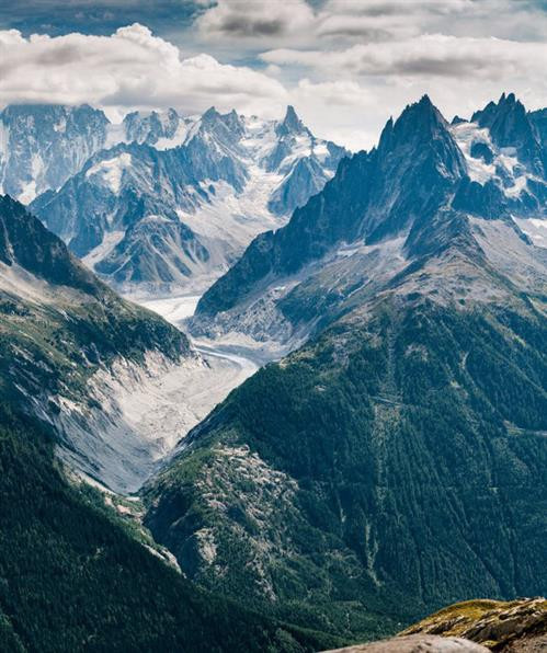 Sông băng Elephant Foot (Chân voi) ở Greenland có chiều rộng hơn 4,5 km. Sông băng Perito Moreno trong vườn quốc gia Los Glaciares ở tỉnh Santa Cruz, Argentina. Đây là một trong những địa điểm du lịch hấp dẫn ở Argentina. Hình dạng độc đáo của sông băng Oraefajok ở Iceland. Băng xanh bao phủ dãy núi trước khi tan chảy thành thác nước. Nhiếp ảnh gia Simon Fitall chụp ảnh dòng sông băng quanh núi Blanc thuộc dãy núi Alps ở Pháp. Sông băng Fox tạo thành dòng chạy xuống thung lũng mù sương ở New Zealand. Nhiếp ảnh gia Simon Goetz chụp sông băng Boya khi đang di chuyển bằng ô tô trên đường ở Na Uy. Đây là sông băng Exit trong vườn quốc gia Kenai Fjords ở Alaska, Mỹ. Màu xanh huyền ảo của dòng sông băng Skaftafell trong vườn quốc gia Vatnajokull ở Iceland. Du khách đạp xe khám phá sông băng Knick ở Anchorage, bang Alaska, Mỹ. Sông băng Rob Roy nằm trên núi Aspiring ở New Zealand. Sông băng Herbert ở Alaska, Mỹ, trông giống bánh kem chanh. Cảnh tượng hùng vĩ trên sông băng khổng lồ trong vườn quốc gia Los Glaciares ở Argentina. Băng trắng xanh bao phủ những ngọn núi màu đen trong vườn quốc gia Kenai Fjords ở Alaska, Mỹ. Sông băng Svínafellsjökull ở Iceland trông như phong cảnh trên hành tinh khác. Cận cảnh sông băng Fox, dài 12km, ở New Zealand. Sông băng Perito Moreno ở Argentina, được ghi lại bởi nhiếp ảnh gia Matt Broch. Sông băng Elephant Foot (Chân voi) ở Greenland có chiều rộng hơn 4,5 km. Sông băng Perito Moreno trong vườn quốc gia Los Glaciares ở tỉnh Santa Cruz, Argentina. Đây là một trong những địa điểm du lịch hấp dẫn ở Argentina. Hình dạng độc đáo của sông băng Oraefajok ở Iceland. Băng xanh bao phủ dãy núi trước khi tan chảy thành thác nước. Nhiếp ảnh gia Simon Fitall chụp ảnh dòng sông băng quanh núi Blanc thuộc dãy núi Alps ở Pháp. Sông băng Fox tạo thành dòng chạy xuống thung lũng mù sương ở New Zealand. Nhiếp ảnh gia Simon Goetz chụp sông băng Boya khi đang di chuyển bằng ô tô trên đường ở Na Uy. Đây là sông băng Exit trong vườn quốc gia Kenai Fjords ở Alaska, Mỹ. Màu xanh huyền ảo của dòng sông băng Skaftafell trong vườn quốc gia Vatnajokull ở Iceland. Du khách đạp xe khám phá sông băng Knick ở Anchorage, bang Alaska, Mỹ. Sông băng Rob Roy nằm trên núi Aspiring ở New Zealand. Sông băng Herbert ở Alaska, Mỹ, trông giống bánh kem chanh. Cảnh tượng hùng vĩ trên sông băng khổng lồ trong vườn quốc gia Los Glaciares ở Argentina. Băng trắng xanh bao phủ những ngọn núi màu đen trong vườn quốc gia Kenai Fjords ở Alaska, Mỹ. Sông băng Svínafellsjökull ở Iceland trông như phong cảnh trên hành tinh khác. Cận cảnh sông băng Fox, dài 12km, ở New Zealand. Sông băng Perito Moreno ở Argentina, được ghi lại bởi nhiếp ảnh gia Matt Broch.