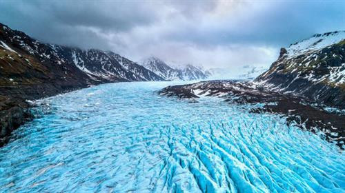 Sông băng Elephant Foot (Chân voi) ở Greenland có chiều rộng hơn 4,5 km. Sông băng Perito Moreno trong vườn quốc gia Los Glaciares ở tỉnh Santa Cruz, Argentina. Đây là một trong những địa điểm du lịch hấp dẫn ở Argentina. Hình dạng độc đáo của sông băng Oraefajok ở Iceland. Băng xanh bao phủ dãy núi trước khi tan chảy thành thác nước. Nhiếp ảnh gia Simon Fitall chụp ảnh dòng sông băng quanh núi Blanc thuộc dãy núi Alps ở Pháp. Sông băng Fox tạo thành dòng chạy xuống thung lũng mù sương ở New Zealand. Nhiếp ảnh gia Simon Goetz chụp sông băng Boya khi đang di chuyển bằng ô tô trên đường ở Na Uy. Đây là sông băng Exit trong vườn quốc gia Kenai Fjords ở Alaska, Mỹ. Màu xanh huyền ảo của dòng sông băng Skaftafell trong vườn quốc gia Vatnajokull ở Iceland. Du khách đạp xe khám phá sông băng Knick ở Anchorage, bang Alaska, Mỹ. Sông băng Rob Roy nằm trên núi Aspiring ở New Zealand. Sông băng Herbert ở Alaska, Mỹ, trông giống bánh kem chanh. Cảnh tượng hùng vĩ trên sông băng khổng lồ trong vườn quốc gia Los Glaciares ở Argentina. Băng trắng xanh bao phủ những ngọn núi màu đen trong vườn quốc gia Kenai Fjords ở Alaska, Mỹ. Sông băng Svínafellsjökull ở Iceland trông như phong cảnh trên hành tinh khác. Cận cảnh sông băng Fox, dài 12km, ở New Zealand. Sông băng Perito Moreno ở Argentina, được ghi lại bởi nhiếp ảnh gia Matt Broch. Sông băng Elephant Foot (Chân voi) ở Greenland có chiều rộng hơn 4,5 km. Sông băng Perito Moreno trong vườn quốc gia Los Glaciares ở tỉnh Santa Cruz, Argentina. Đây là một trong những địa điểm du lịch hấp dẫn ở Argentina. Hình dạng độc đáo của sông băng Oraefajok ở Iceland. Băng xanh bao phủ dãy núi trước khi tan chảy thành thác nước. Nhiếp ảnh gia Simon Fitall chụp ảnh dòng sông băng quanh núi Blanc thuộc dãy núi Alps ở Pháp. Sông băng Fox tạo thành dòng chạy xuống thung lũng mù sương ở New Zealand. Nhiếp ảnh gia Simon Goetz chụp sông băng Boya khi đang di chuyển bằng ô tô trên đường ở Na Uy. Đây là sông băng Exit trong vườn quốc gia Kenai Fjords ở Alaska, Mỹ. Màu xanh huyền ảo của dòng sông băng Skaftafell trong vườn quốc gia Vatnajokull ở Iceland. Du khách đạp xe khám phá sông băng Knick ở Anchorage, bang Alaska, Mỹ. Sông băng Rob Roy nằm trên núi Aspiring ở New Zealand. Sông băng Herbert ở Alaska, Mỹ, trông giống bánh kem chanh. Cảnh tượng hùng vĩ trên sông băng khổng lồ trong vườn quốc gia Los Glaciares ở Argentina. Băng trắng xanh bao phủ những ngọn núi màu đen trong vườn quốc gia Kenai Fjords ở Alaska, Mỹ. Sông băng Svínafellsjökull ở Iceland trông như phong cảnh trên hành tinh khác. Cận cảnh sông băng Fox, dài 12km, ở New Zealand. Sông băng Perito Moreno ở Argentina, được ghi lại bởi nhiếp ảnh gia Matt Broch.