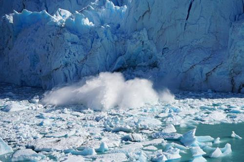 Sông băng Elephant Foot (Chân voi) ở Greenland có chiều rộng hơn 4,5 km. Sông băng Perito Moreno trong vườn quốc gia Los Glaciares ở tỉnh Santa Cruz, Argentina. Đây là một trong những địa điểm du lịch hấp dẫn ở Argentina. Hình dạng độc đáo của sông băng Oraefajok ở Iceland. Băng xanh bao phủ dãy núi trước khi tan chảy thành thác nước. Nhiếp ảnh gia Simon Fitall chụp ảnh dòng sông băng quanh núi Blanc thuộc dãy núi Alps ở Pháp. Sông băng Fox tạo thành dòng chạy xuống thung lũng mù sương ở New Zealand. Nhiếp ảnh gia Simon Goetz chụp sông băng Boya khi đang di chuyển bằng ô tô trên đường ở Na Uy. Đây là sông băng Exit trong vườn quốc gia Kenai Fjords ở Alaska, Mỹ. Màu xanh huyền ảo của dòng sông băng Skaftafell trong vườn quốc gia Vatnajokull ở Iceland. Du khách đạp xe khám phá sông băng Knick ở Anchorage, bang Alaska, Mỹ. Sông băng Rob Roy nằm trên núi Aspiring ở New Zealand. Sông băng Herbert ở Alaska, Mỹ, trông giống bánh kem chanh. Cảnh tượng hùng vĩ trên sông băng khổng lồ trong vườn quốc gia Los Glaciares ở Argentina. Băng trắng xanh bao phủ những ngọn núi màu đen trong vườn quốc gia Kenai Fjords ở Alaska, Mỹ. Sông băng Svínafellsjökull ở Iceland trông như phong cảnh trên hành tinh khác. Cận cảnh sông băng Fox, dài 12km, ở New Zealand. Sông băng Perito Moreno ở Argentina, được ghi lại bởi nhiếp ảnh gia Matt Broch. Sông băng Elephant Foot (Chân voi) ở Greenland có chiều rộng hơn 4,5 km. Sông băng Perito Moreno trong vườn quốc gia Los Glaciares ở tỉnh Santa Cruz, Argentina. Đây là một trong những địa điểm du lịch hấp dẫn ở Argentina. Hình dạng độc đáo của sông băng Oraefajok ở Iceland. Băng xanh bao phủ dãy núi trước khi tan chảy thành thác nước. Nhiếp ảnh gia Simon Fitall chụp ảnh dòng sông băng quanh núi Blanc thuộc dãy núi Alps ở Pháp. Sông băng Fox tạo thành dòng chạy xuống thung lũng mù sương ở New Zealand. Nhiếp ảnh gia Simon Goetz chụp sông băng Boya khi đang di chuyển bằng ô tô trên đường ở Na Uy. Đây là sông băng Exit trong vườn quốc gia Kenai Fjords ở Alaska, Mỹ. Màu xanh huyền ảo của dòng sông băng Skaftafell trong vườn quốc gia Vatnajokull ở Iceland. Du khách đạp xe khám phá sông băng Knick ở Anchorage, bang Alaska, Mỹ. Sông băng Rob Roy nằm trên núi Aspiring ở New Zealand. Sông băng Herbert ở Alaska, Mỹ, trông giống bánh kem chanh. Cảnh tượng hùng vĩ trên sông băng khổng lồ trong vườn quốc gia Los Glaciares ở Argentina. Băng trắng xanh bao phủ những ngọn núi màu đen trong vườn quốc gia Kenai Fjords ở Alaska, Mỹ. Sông băng Svínafellsjökull ở Iceland trông như phong cảnh trên hành tinh khác. Cận cảnh sông băng Fox, dài 12km, ở New Zealand. Sông băng Perito Moreno ở Argentina, được ghi lại bởi nhiếp ảnh gia Matt Broch.