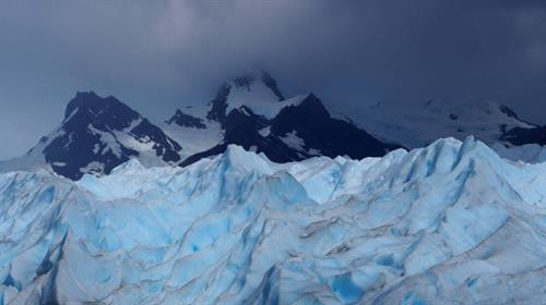 Sông băng Elephant Foot (Chân voi) ở Greenland có chiều rộng hơn 4,5 km. Sông băng Perito Moreno trong vườn quốc gia Los Glaciares ở tỉnh Santa Cruz, Argentina. Đây là một trong những địa điểm du lịch hấp dẫn ở Argentina. Hình dạng độc đáo của sông băng Oraefajok ở Iceland. Băng xanh bao phủ dãy núi trước khi tan chảy thành thác nước. Nhiếp ảnh gia Simon Fitall chụp ảnh dòng sông băng quanh núi Blanc thuộc dãy núi Alps ở Pháp. Sông băng Fox tạo thành dòng chạy xuống thung lũng mù sương ở New Zealand. Nhiếp ảnh gia Simon Goetz chụp sông băng Boya khi đang di chuyển bằng ô tô trên đường ở Na Uy. Đây là sông băng Exit trong vườn quốc gia Kenai Fjords ở Alaska, Mỹ. Màu xanh huyền ảo của dòng sông băng Skaftafell trong vườn quốc gia Vatnajokull ở Iceland. Du khách đạp xe khám phá sông băng Knick ở Anchorage, bang Alaska, Mỹ. Sông băng Rob Roy nằm trên núi Aspiring ở New Zealand. Sông băng Herbert ở Alaska, Mỹ, trông giống bánh kem chanh. Cảnh tượng hùng vĩ trên sông băng khổng lồ trong vườn quốc gia Los Glaciares ở Argentina. Băng trắng xanh bao phủ những ngọn núi màu đen trong vườn quốc gia Kenai Fjords ở Alaska, Mỹ. Sông băng Svínafellsjökull ở Iceland trông như phong cảnh trên hành tinh khác. Cận cảnh sông băng Fox, dài 12km, ở New Zealand. Sông băng Perito Moreno ở Argentina, được ghi lại bởi nhiếp ảnh gia Matt Broch. Sông băng Elephant Foot (Chân voi) ở Greenland có chiều rộng hơn 4,5 km. Sông băng Perito Moreno trong vườn quốc gia Los Glaciares ở tỉnh Santa Cruz, Argentina. Đây là một trong những địa điểm du lịch hấp dẫn ở Argentina. Hình dạng độc đáo của sông băng Oraefajok ở Iceland. Băng xanh bao phủ dãy núi trước khi tan chảy thành thác nước. Nhiếp ảnh gia Simon Fitall chụp ảnh dòng sông băng quanh núi Blanc thuộc dãy núi Alps ở Pháp. Sông băng Fox tạo thành dòng chạy xuống thung lũng mù sương ở New Zealand. Nhiếp ảnh gia Simon Goetz chụp sông băng Boya khi đang di chuyển bằng ô tô trên đường ở Na Uy. Đây là sông băng Exit trong vườn quốc gia Kenai Fjords ở Alaska, Mỹ. Màu xanh huyền ảo của dòng sông băng Skaftafell trong vườn quốc gia Vatnajokull ở Iceland. Du khách đạp xe khám phá sông băng Knick ở Anchorage, bang Alaska, Mỹ. Sông băng Rob Roy nằm trên núi Aspiring ở New Zealand. Sông băng Herbert ở Alaska, Mỹ, trông giống bánh kem chanh. Cảnh tượng hùng vĩ trên sông băng khổng lồ trong vườn quốc gia Los Glaciares ở Argentina. Băng trắng xanh bao phủ những ngọn núi màu đen trong vườn quốc gia Kenai Fjords ở Alaska, Mỹ. Sông băng Svínafellsjökull ở Iceland trông như phong cảnh trên hành tinh khác. Cận cảnh sông băng Fox, dài 12km, ở New Zealand. Sông băng Perito Moreno ở Argentina, được ghi lại bởi nhiếp ảnh gia Matt Broch.
