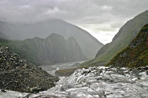 Sông băng Elephant Foot (Chân voi) ở Greenland có chiều rộng hơn 4,5 km. Sông băng Perito Moreno trong vườn quốc gia Los Glaciares ở tỉnh Santa Cruz, Argentina. Đây là một trong những địa điểm du lịch hấp dẫn ở Argentina. Hình dạng độc đáo của sông băng Oraefajok ở Iceland. Băng xanh bao phủ dãy núi trước khi tan chảy thành thác nước. Nhiếp ảnh gia Simon Fitall chụp ảnh dòng sông băng quanh núi Blanc thuộc dãy núi Alps ở Pháp. Sông băng Fox tạo thành dòng chạy xuống thung lũng mù sương ở New Zealand. Nhiếp ảnh gia Simon Goetz chụp sông băng Boya khi đang di chuyển bằng ô tô trên đường ở Na Uy. Đây là sông băng Exit trong vườn quốc gia Kenai Fjords ở Alaska, Mỹ. Màu xanh huyền ảo của dòng sông băng Skaftafell trong vườn quốc gia Vatnajokull ở Iceland. Du khách đạp xe khám phá sông băng Knick ở Anchorage, bang Alaska, Mỹ. Sông băng Rob Roy nằm trên núi Aspiring ở New Zealand. Sông băng Herbert ở Alaska, Mỹ, trông giống bánh kem chanh. Cảnh tượng hùng vĩ trên sông băng khổng lồ trong vườn quốc gia Los Glaciares ở Argentina. Băng trắng xanh bao phủ những ngọn núi màu đen trong vườn quốc gia Kenai Fjords ở Alaska, Mỹ. Sông băng Svínafellsjökull ở Iceland trông như phong cảnh trên hành tinh khác. Cận cảnh sông băng Fox, dài 12km, ở New Zealand. Sông băng Perito Moreno ở Argentina, được ghi lại bởi nhiếp ảnh gia Matt Broch. Sông băng Elephant Foot (Chân voi) ở Greenland có chiều rộng hơn 4,5 km. Sông băng Perito Moreno trong vườn quốc gia Los Glaciares ở tỉnh Santa Cruz, Argentina. Đây là một trong những địa điểm du lịch hấp dẫn ở Argentina. Hình dạng độc đáo của sông băng Oraefajok ở Iceland. Băng xanh bao phủ dãy núi trước khi tan chảy thành thác nước. Nhiếp ảnh gia Simon Fitall chụp ảnh dòng sông băng quanh núi Blanc thuộc dãy núi Alps ở Pháp. Sông băng Fox tạo thành dòng chạy xuống thung lũng mù sương ở New Zealand. Nhiếp ảnh gia Simon Goetz chụp sông băng Boya khi đang di chuyển bằng ô tô trên đường ở Na Uy. Đây là sông băng Exit trong vườn quốc gia Kenai Fjords ở Alaska, Mỹ. Màu xanh huyền ảo của dòng sông băng Skaftafell trong vườn quốc gia Vatnajokull ở Iceland. Du khách đạp xe khám phá sông băng Knick ở Anchorage, bang Alaska, Mỹ. Sông băng Rob Roy nằm trên núi Aspiring ở New Zealand. Sông băng Herbert ở Alaska, Mỹ, trông giống bánh kem chanh. Cảnh tượng hùng vĩ trên sông băng khổng lồ trong vườn quốc gia Los Glaciares ở Argentina. Băng trắng xanh bao phủ những ngọn núi màu đen trong vườn quốc gia Kenai Fjords ở Alaska, Mỹ. Sông băng Svínafellsjökull ở Iceland trông như phong cảnh trên hành tinh khác. Cận cảnh sông băng Fox, dài 12km, ở New Zealand. Sông băng Perito Moreno ở Argentina, được ghi lại bởi nhiếp ảnh gia Matt Broch.