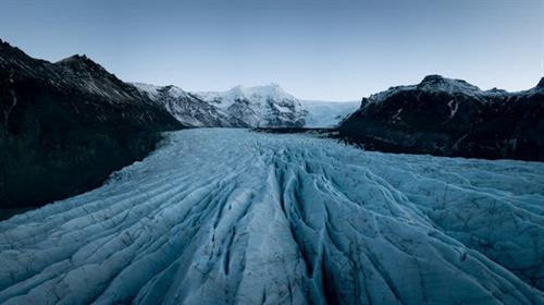 Sông băng Elephant Foot (Chân voi) ở Greenland có chiều rộng hơn 4,5 km. Sông băng Perito Moreno trong vườn quốc gia Los Glaciares ở tỉnh Santa Cruz, Argentina. Đây là một trong những địa điểm du lịch hấp dẫn ở Argentina. Hình dạng độc đáo của sông băng Oraefajok ở Iceland. Băng xanh bao phủ dãy núi trước khi tan chảy thành thác nước. Nhiếp ảnh gia Simon Fitall chụp ảnh dòng sông băng quanh núi Blanc thuộc dãy núi Alps ở Pháp. Sông băng Fox tạo thành dòng chạy xuống thung lũng mù sương ở New Zealand. Nhiếp ảnh gia Simon Goetz chụp sông băng Boya khi đang di chuyển bằng ô tô trên đường ở Na Uy. Đây là sông băng Exit trong vườn quốc gia Kenai Fjords ở Alaska, Mỹ. Màu xanh huyền ảo của dòng sông băng Skaftafell trong vườn quốc gia Vatnajokull ở Iceland. Du khách đạp xe khám phá sông băng Knick ở Anchorage, bang Alaska, Mỹ. Sông băng Rob Roy nằm trên núi Aspiring ở New Zealand. Sông băng Herbert ở Alaska, Mỹ, trông giống bánh kem chanh. Cảnh tượng hùng vĩ trên sông băng khổng lồ trong vườn quốc gia Los Glaciares ở Argentina. Băng trắng xanh bao phủ những ngọn núi màu đen trong vườn quốc gia Kenai Fjords ở Alaska, Mỹ. Sông băng Svínafellsjökull ở Iceland trông như phong cảnh trên hành tinh khác. Cận cảnh sông băng Fox, dài 12km, ở New Zealand. Sông băng Perito Moreno ở Argentina, được ghi lại bởi nhiếp ảnh gia Matt Broch. Sông băng Elephant Foot (Chân voi) ở Greenland có chiều rộng hơn 4,5 km. Sông băng Perito Moreno trong vườn quốc gia Los Glaciares ở tỉnh Santa Cruz, Argentina. Đây là một trong những địa điểm du lịch hấp dẫn ở Argentina. Hình dạng độc đáo của sông băng Oraefajok ở Iceland. Băng xanh bao phủ dãy núi trước khi tan chảy thành thác nước. Nhiếp ảnh gia Simon Fitall chụp ảnh dòng sông băng quanh núi Blanc thuộc dãy núi Alps ở Pháp. Sông băng Fox tạo thành dòng chạy xuống thung lũng mù sương ở New Zealand. Nhiếp ảnh gia Simon Goetz chụp sông băng Boya khi đang di chuyển bằng ô tô trên đường ở Na Uy. Đây là sông băng Exit trong vườn quốc gia Kenai Fjords ở Alaska, Mỹ. Màu xanh huyền ảo của dòng sông băng Skaftafell trong vườn quốc gia Vatnajokull ở Iceland. Du khách đạp xe khám phá sông băng Knick ở Anchorage, bang Alaska, Mỹ. Sông băng Rob Roy nằm trên núi Aspiring ở New Zealand. Sông băng Herbert ở Alaska, Mỹ, trông giống bánh kem chanh. Cảnh tượng hùng vĩ trên sông băng khổng lồ trong vườn quốc gia Los Glaciares ở Argentina. Băng trắng xanh bao phủ những ngọn núi màu đen trong vườn quốc gia Kenai Fjords ở Alaska, Mỹ. Sông băng Svínafellsjökull ở Iceland trông như phong cảnh trên hành tinh khác. Cận cảnh sông băng Fox, dài 12km, ở New Zealand. Sông băng Perito Moreno ở Argentina, được ghi lại bởi nhiếp ảnh gia Matt Broch.