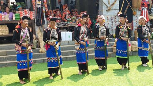 Đồng bào các dân tộc giới thiệu những điệu múa truyền thống tại phiên chợ. Ảnh: Hoàng Hải. Đồng bào các dân tộc giới thiệu những điệu múa truyền thống tại phiên chợ. Ảnh: Hoàng Hải.