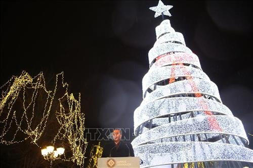 Cây thông Noel khổng lồ được thắp sáng rực rỡ tại quảng trường Syntagma ở Athens, Hy Lạp. Ảnh: THX/ TTXVN Cây thông Noel khổng lồ được thắp sáng rực rỡ tại quảng trường Syntagma ở Athens, Hy Lạp. Ảnh: THX/ TTXVN