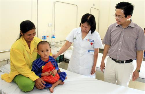 Các bác sỹ thăm hỏi, động viên các em thiếu nhi và người thân trước khi tiến hành phẫu thuật. Ảnh: Thái Thuần - TTXVN Các bác sỹ thăm hỏi, động viên các em thiếu nhi và người thân trước khi tiến hành phẫu thuật. Ảnh: Thái Thuần - TTXVN