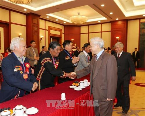 Tổng Bí thư Nguyễn Phú Trọng với các đại biểu người có uy tín, nhân sĩ trí thức, doanh nhân dân tộc thiểu số tiêu biểu toàn quốc. Ảnh: Trí Dũng-TTXVN.