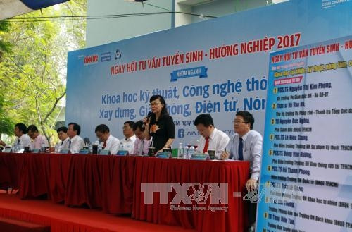 PGS- TS Nguyễn Thị Kim Phụng -Vụ trưởng vụ giáo dục ĐH cung cấp thông tin tuyển sinh 2017 cho các học sinh. Ảnh: Phương Vy-TTXVN PGS- TS Nguyễn Thị Kim Phụng -Vụ trưởng vụ giáo dục ĐH cung cấp thông tin tuyển sinh 2017 cho các học sinh. Ảnh: Phương Vy-TTXVN