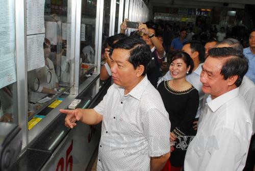 Bí thư Thành ủy Đinh La Thăng kiểm tra tình hình phục vụ Tết tại Biến xe Miền Đông. Ảnh: Mạnh Linh-TTXVN