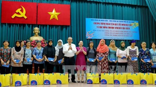 Phó Thủ tướng thường trực Trương Hòa Bình cùng các nhà tài trợ và thành viên ban tổ chức chương trình trao các suất quà tết cho đồng bào người Chăm trên địa thành phố. Ảnh : Thế Anh-TTXVN Phó Thủ tướng thường trực Trương Hòa Bình cùng các nhà tài trợ và thành viên ban tổ chức chương trình trao các suất quà tết cho đồng bào người Chăm trên địa thành phố. Ảnh : Thế Anh-TTXVN