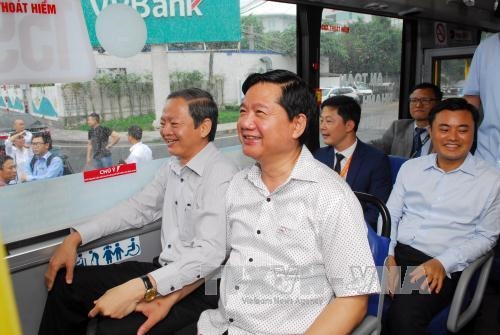 Bí thư Thành ủy Đinh La Thăng cùng lãnh đạo Thành phố trải nghiệm xe buýt mới số 159 đưa vào hoạt động từ sân bay Tân Sơn Nhất đi Bến xe An Sương và Bến xe Miền Đông. Ảnh: Mạnh Linh-TTXVN
