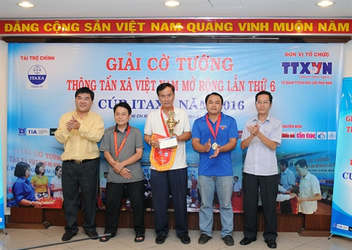Ông Nguyễn Quốc Tuấn, Phó Giám đốc Cơ quan TTXVN khu vực phía Nam và ông Nguyễn Chí Phúc, Phó Giám đốc Công ty TNHH MTV Itaxa trao cúp vô địch và giải nhất đồng đội cho đội Cơ quan TTXVN khu vực phía Nam