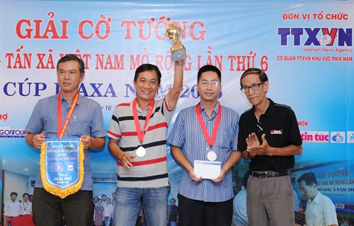 Ông Hoàng Đình Hồng, Trưởng ban trọng tài trao giải nhì đồng đội cho đội HTV