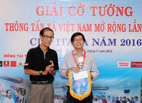 Ông Hoàng Đình Hồng, Trưởng ban trọng tài trao giải nhì cho kỳ thủ Trịnh Quốc Trọng Nghĩa (HTV)