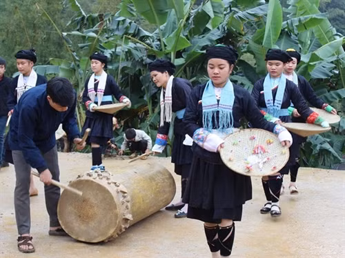 Điệu "múa trồng" có sự tham gia của cả nam và nữ, cầu cho mưa thuận gió hòa, mùa màng bội thu.