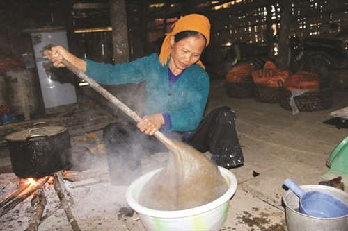 Công đoạn quấy bột dong