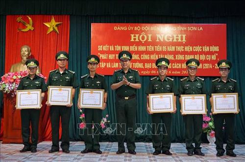 Đảng ủy Bộ Tư lệnh Bộ đội Biên phòng tặng Bằng khen cho 2 tập thể, 3 cá nhân thực hiện tốt Cuộc vận động. Ảnh: Diệp Anh - TTXVN Đảng ủy Bộ Tư lệnh Bộ đội Biên phòng tặng Bằng khen cho 2 tập thể, 3 cá nhân thực hiện tốt Cuộc vận động. Ảnh: Diệp Anh - TTXVN