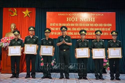 Đảng ủy Bộ Tư lệnh Bộ đội Biên phòng tặng Bằng khen cho 2 tập thể, 3 cá nhân thực hiện tốt Cuộc vận động. Ảnh: Diệp Anh - TTXVN