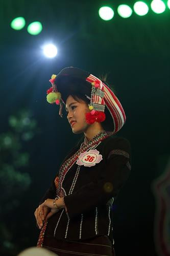 Trang phục dân tộc Mông. Ảnh: Phan Tuấn Anh - TTXVN Trang phục dân tộc Mông xanh. Ảnh: Phan Tuấn Anh - TTXVN Trang phục dân tộc Xinh Mun. Ảnh: Phan Tuấn Anh - TTXVN Trang phục dân tộc Si La. Ảnh: Phan Tuấn Anh - TTXVN Trang phục dân tộc Dao đỏ. Ảnh: Phan Tuấn Anh - TTXVN Trang phục của nam, dân tộc Thái trắng. Ảnh: Phan Tuấn Anh - TTXVN Trang phục dân tộc Lự. Ảnh: Phan Tuấn Anh - TTXVN Trang phục dân tộc Mông. Ảnh: Phan Tuấn Anh - TTXVN Trang phục dân tộc Mông xanh. Ảnh: Phan Tuấn Anh - TTXVN Trang phục dân tộc Xinh Mun. Ảnh: Phan Tuấn Anh - TTXVN Trang phục dân tộc Si La. Ảnh: Phan Tuấn Anh - TTXVN Trang phục dân tộc Dao đỏ. Ảnh: Phan Tuấn Anh - TTXVN Trang phục của nam, dân tộc Thái trắng. Ảnh: Phan Tuấn Anh - TTXVN Trang phục dân tộc Lự. Ảnh: Phan Tuấn Anh - TTXVN