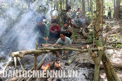 Nướng gà, cơm lam để dâng cúng thần rừng theo đúng phong tục của người Jrai ở Tây Nguyên. Ảnh: Hồng Điệp Già làng Siu Tới - người làng Ograng, xã Ia Pếch, huyện Ia Grai (Gia Lai) cùng đồng bào, dân quân tự vệ, lực lượng kiểm lâm thực hiện nghi lễ cúng rừng. Ảnh: Hồng Điệp Sau lễ cúng rừng, người Jrai tập trung ăn uống theo phong tục truyền thống. Ảnh: Hồng Điệp Nướng gà, cơm lam để dâng cúng thần rừng theo đúng phong tục của người Jrai ở Tây Nguyên. Ảnh: Hồng Điệp Già làng Siu Tới - người làng Ograng, xã Ia Pếch, huyện Ia Grai (Gia Lai) cùng đồng bào, dân quân tự vệ, lực lượng kiểm lâm thực hiện nghi lễ cúng rừng. Ảnh: Hồng Điệp Sau lễ cúng rừng, người Jrai tập trung ăn uống theo phong tục truyền thống. Ảnh: Hồng Điệp