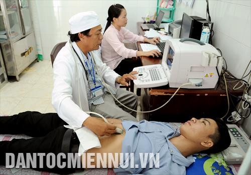 Thông qua công tác luân phiên bác sĩ về làm việc tại các Trạm Y tế, huyện An Minh hiện có 100% Trạm Y tế có bác sĩ khám chữa bệnh thường xuyên cho người dân; 10/11 trạm y tế xã, thị trấn đạt chuẩn quốc gia về y tế. Trong ảnh: Hệ thống máy siêu âm hiện đại được trang bị tại Trạm y tế xã Vân Khánh Đông, huyện An Minh, tỉnh Kiên Giang