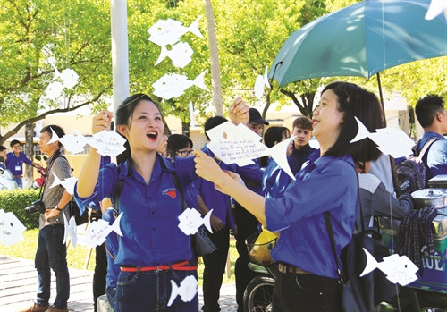 Tại thành phố Huế, diễn ra Triển lãm 80 bức tranh cổ động và sản phẩm giáo dục về môi trường, biển đảo